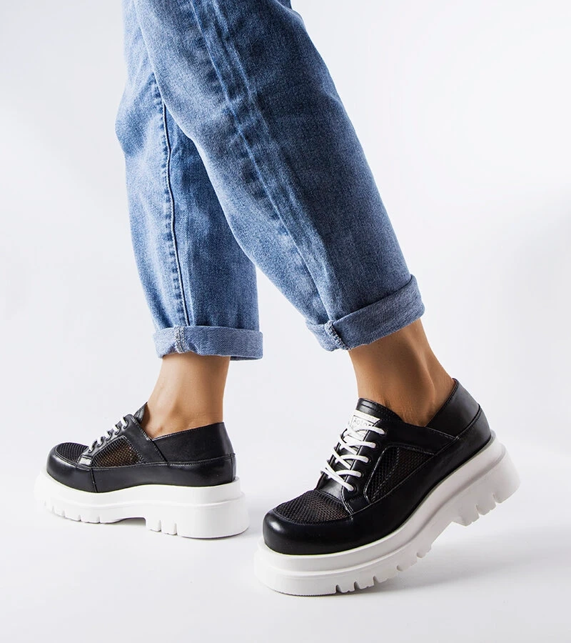 Juodi ažūriniai masyvūs bateliai „Tasmin“