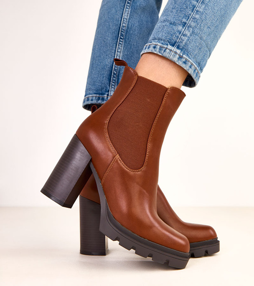 Rudi kulniukai su elastine įsiuvą Darina