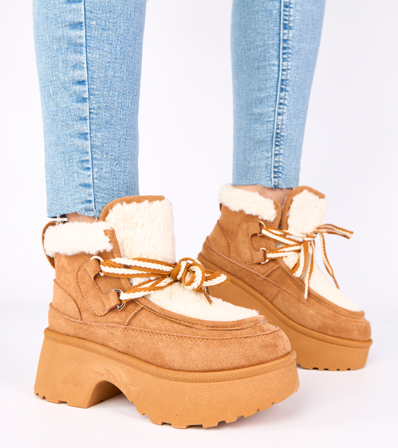 Rudi sniego batai su kailiu ant platformos Ziza