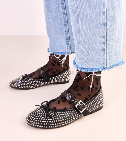 Juodi balerinai papuošti kniedėmis ir kaspinu Mylie