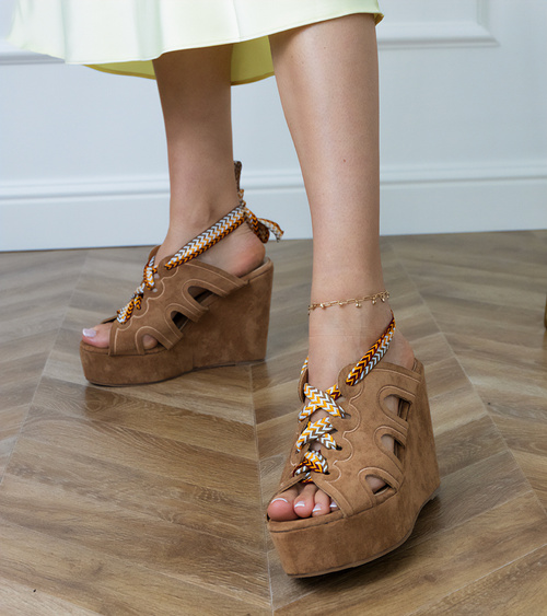 Rudos basutės ant platformos su dekoratyviu raišteliu Lakota