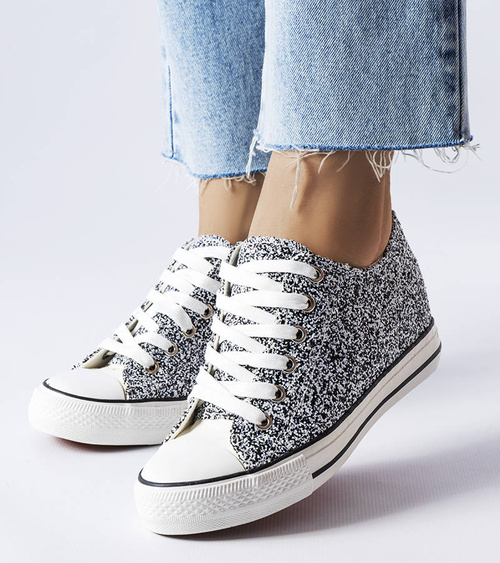 Juodi sportbačiai ant žemo pado Garceau