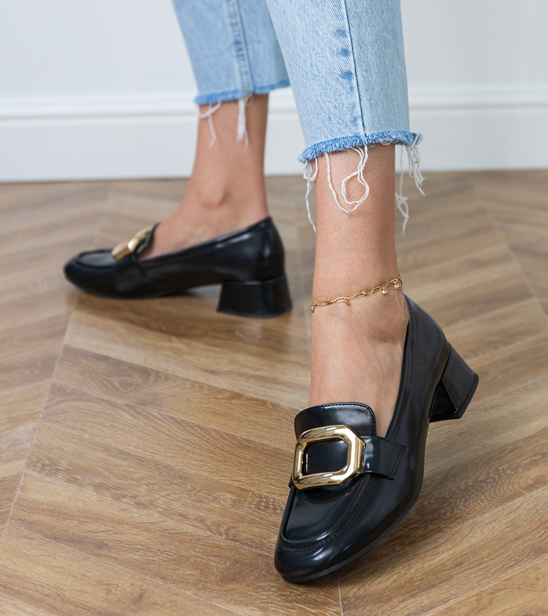 Juodi moteriški bateliai žemu kulnu su auksine puošmena Mareda