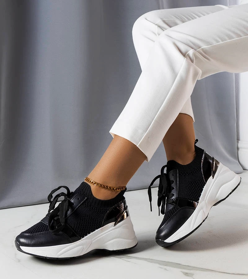 Juodi kedai ant platformos Ann