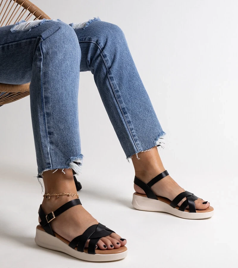 Juodi sandalai su žemu padu „Khalida“