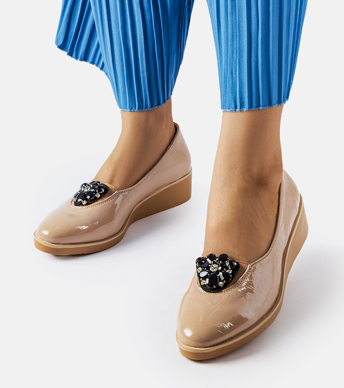 Smėlio spalvos lakuotos balerinos su papuošimu „Mellori“