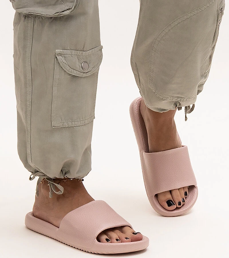 Rožinės putplasčio šlepetės Primula