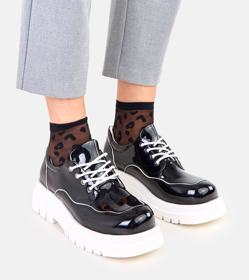 Juodi masyvų padą turintys bateliai „Cheshire“