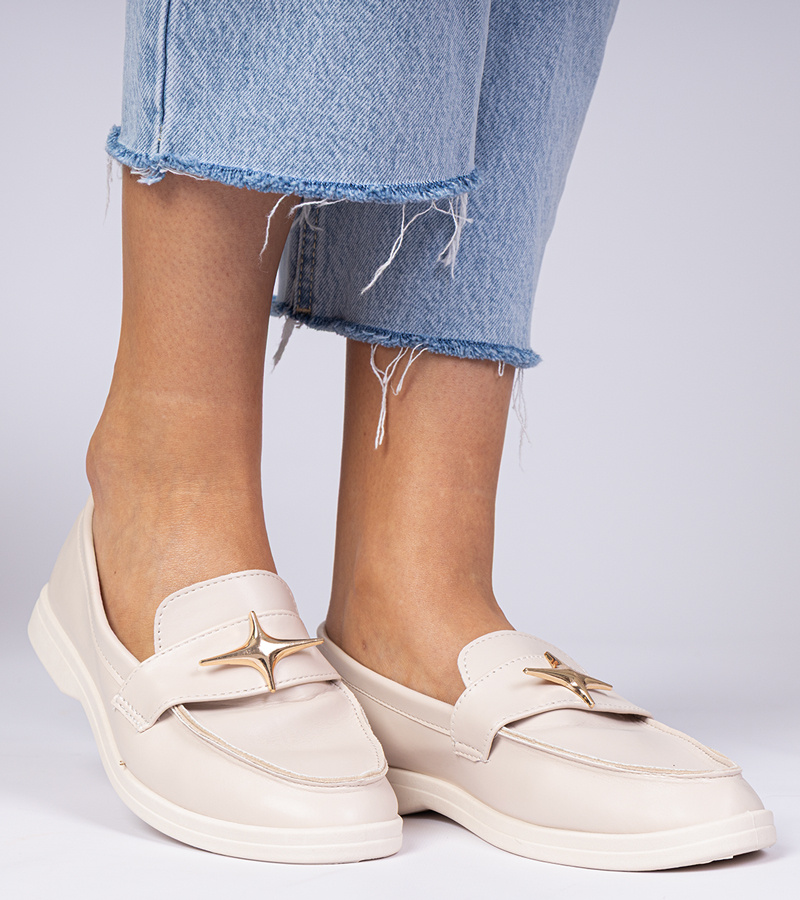 Smėlio spalvos moteriški mokasinai su auksine puošmena Senna