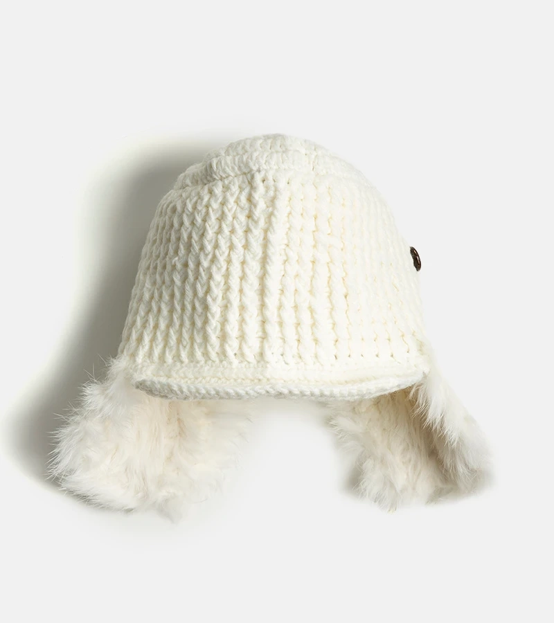 Balta kepurė su ausinėmis Zora