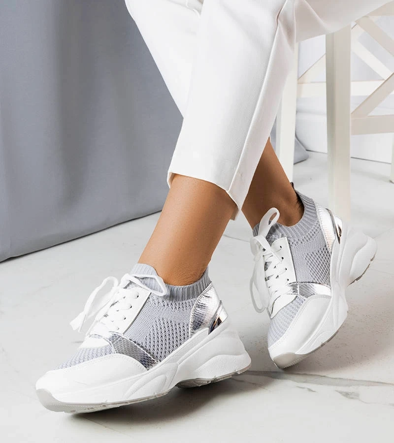 Pilki sportiniai bateliai ant platformos Ann