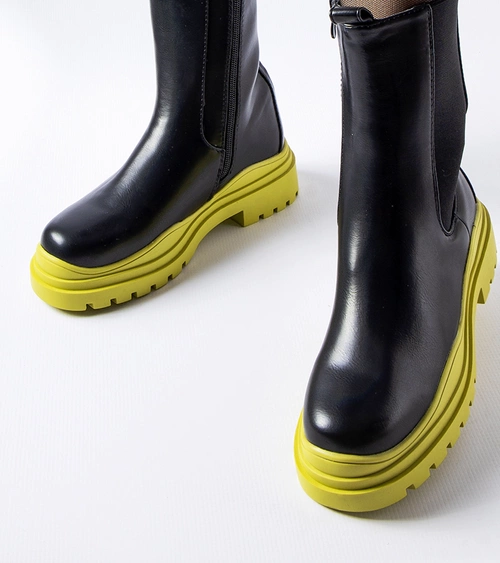 Juodi aulinukai ant spalvoto pado Delebio