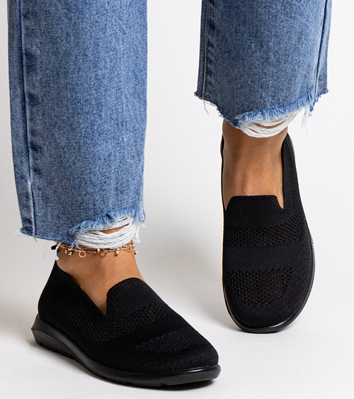 Juodi sportbačiai su putplasčio padu Rahima