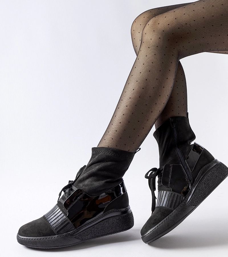 Juodi kojininiai aulinukai ant platformos Spoleto