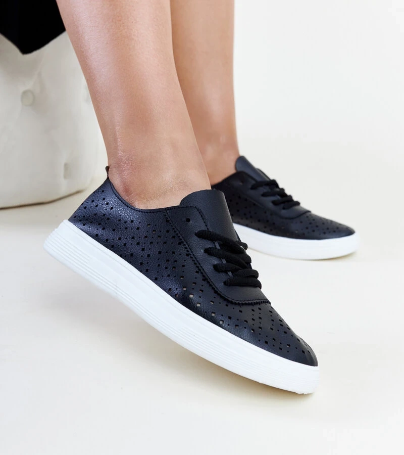 Juodi ažūriniai sportbačiai „Manoek“