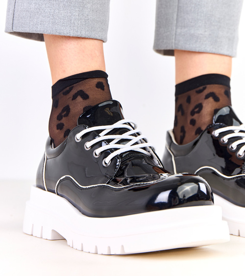 Juodi masyvų padą turintys bateliai „Cheshire“