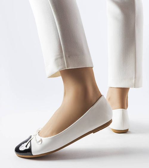 Balti balerinos su lakuotu priekiniu auliuku Despins