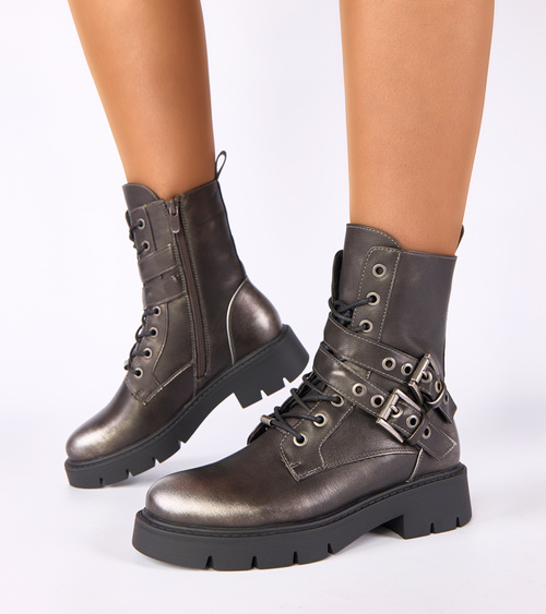 Metallici aulinukai ant platformos su dekoratyviais sagtelėmis Ruthy