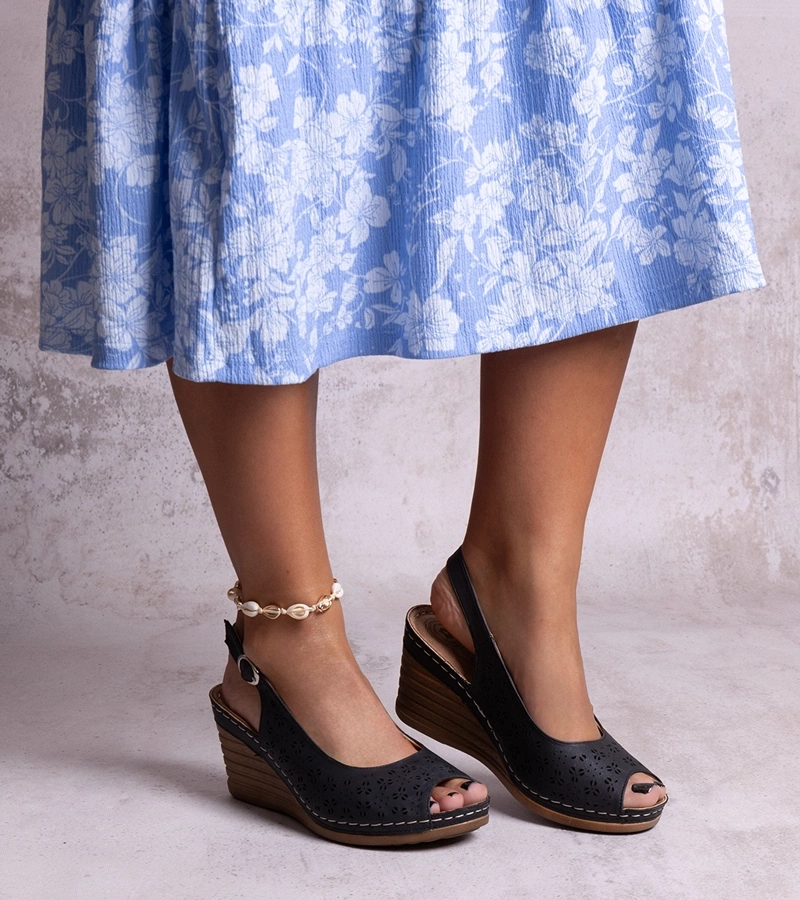 Juodi basutės ant platformos Sakna