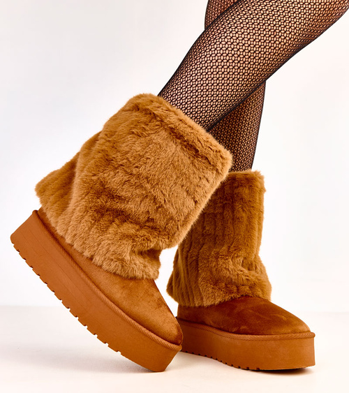 Rudi sniego batai ant platformos su pūkuotu aulu Leda