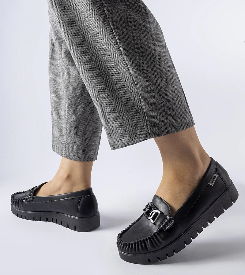 Juodi įsispiriami bateliai su sagtimi ant platformos Lionella