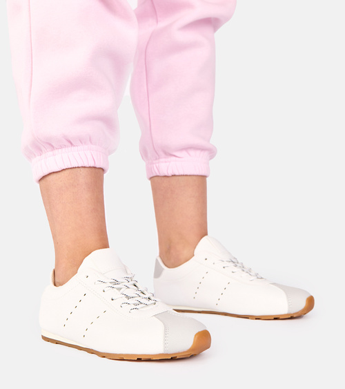 Balti sportiniai bateliai su pilku akcentu Birna