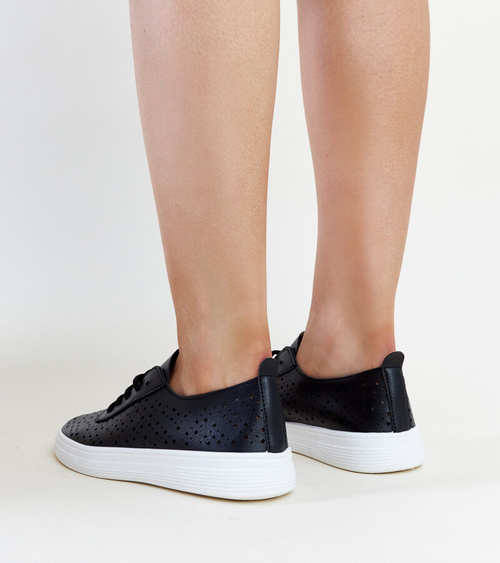 Juodi ažūriniai sportbačiai „Manoek“