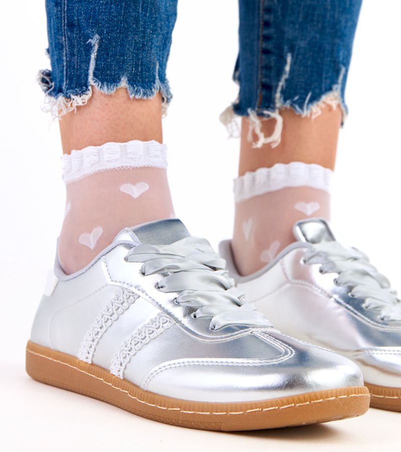 Sidabriniai moteriški sportbačiai su satininiais raišteliais Madres