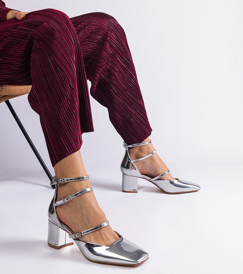 Sidabriniai lakiniai aukštakulniai bateliai su sagtimis „Kamola“