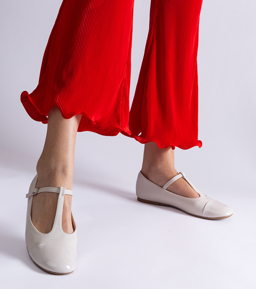 Balti balerinos su lakuotu padu Gloriana