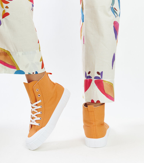 Oranžiniai aukšti kedai Vinka