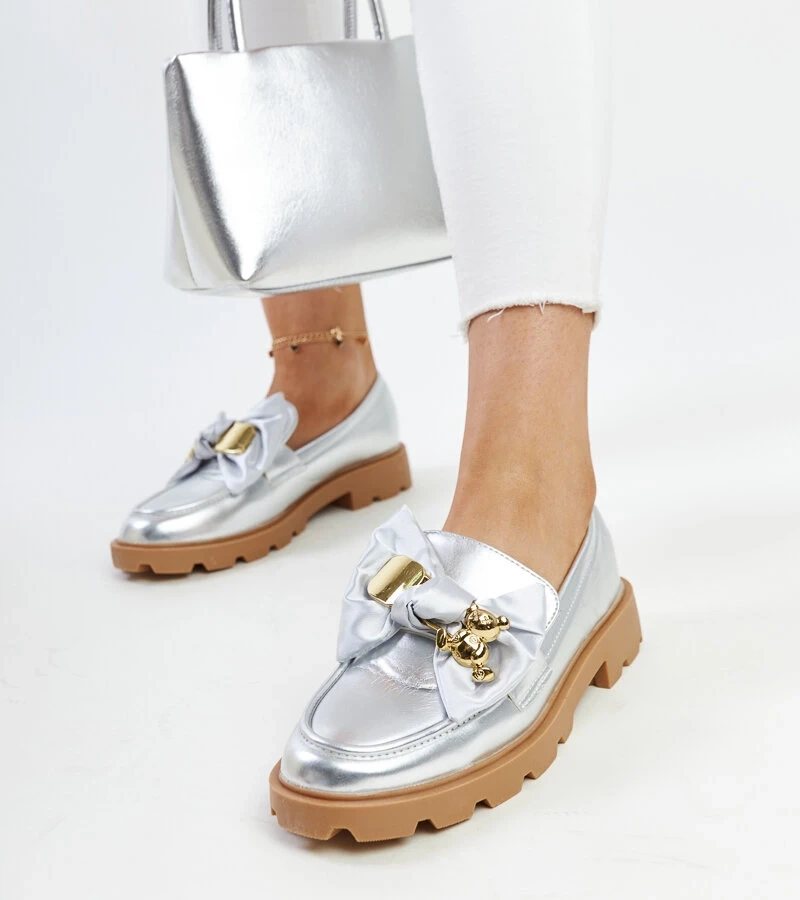 Sidabriniai mokasinai su dekoratyvine sąsagėle Bogumila