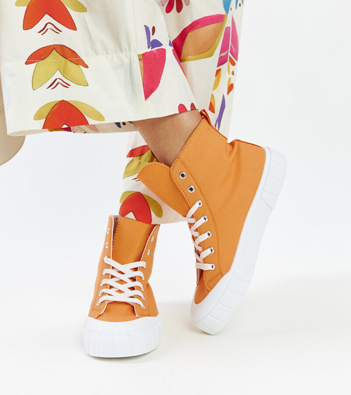 Oranžiniai aukšti kedai Vinka