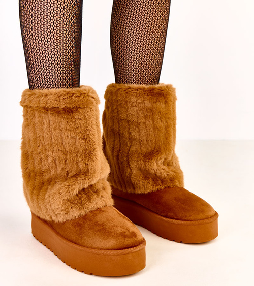 Rudi sniego batai ant platformos su pūkuotu aulu Leda