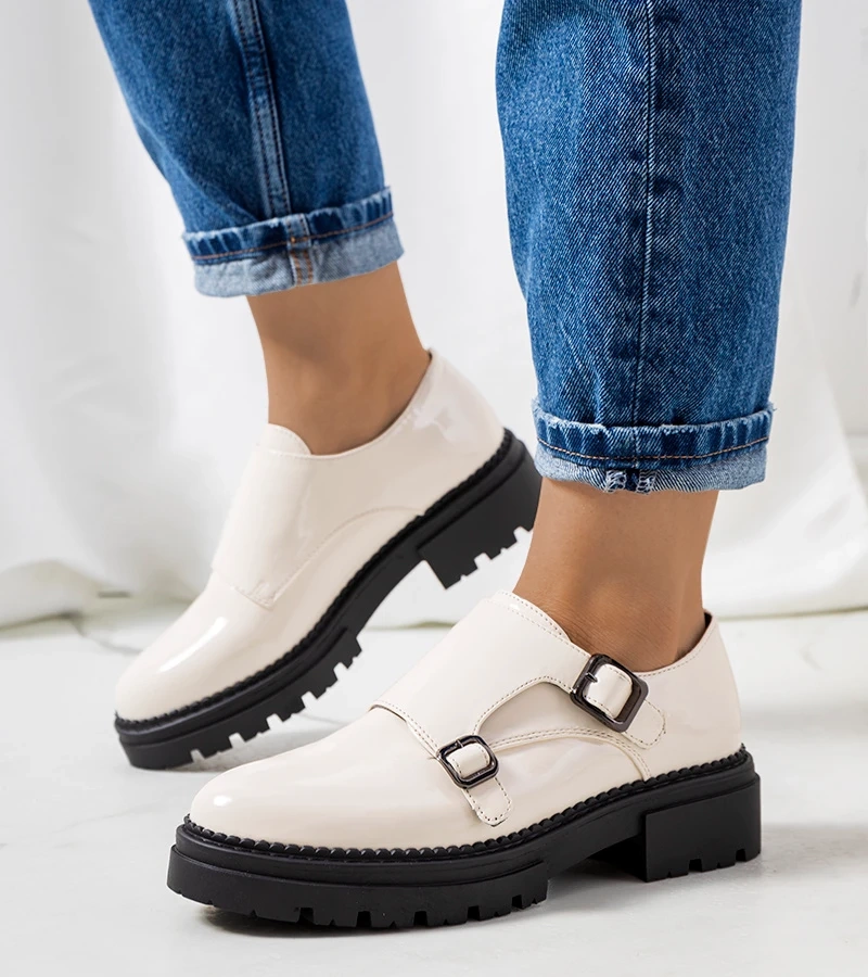 Smėlio spalvos lakuoti bateliai Valks