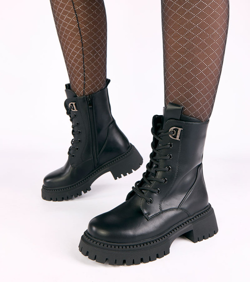 Juodi aulinukai ant platformos, dekoruoti kalnų krištolais Mathia