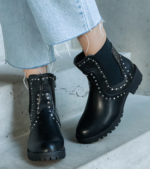 Juodi puošti aulinukai Arlesa