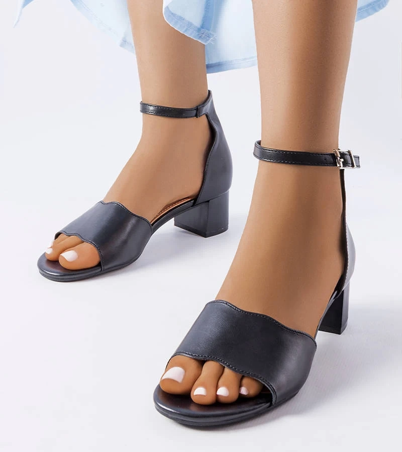 Juodi sandalai ant žemo kulniuko „Mulberry“