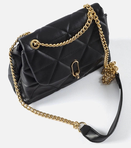 Juoda dygsniuota rankinė ant peties Cella