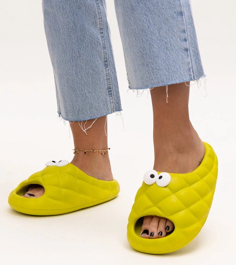 Žalios putplasčio šlepetės su Gorgeso akimis