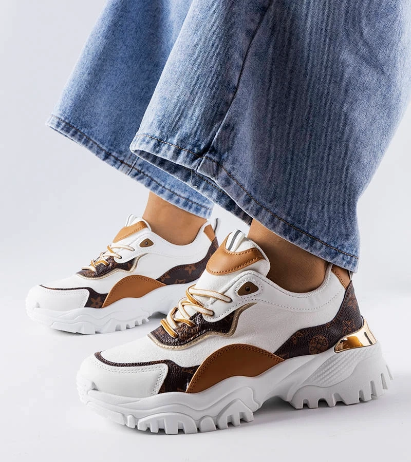 Balti sportbačiai ant nelygaus Alta pado