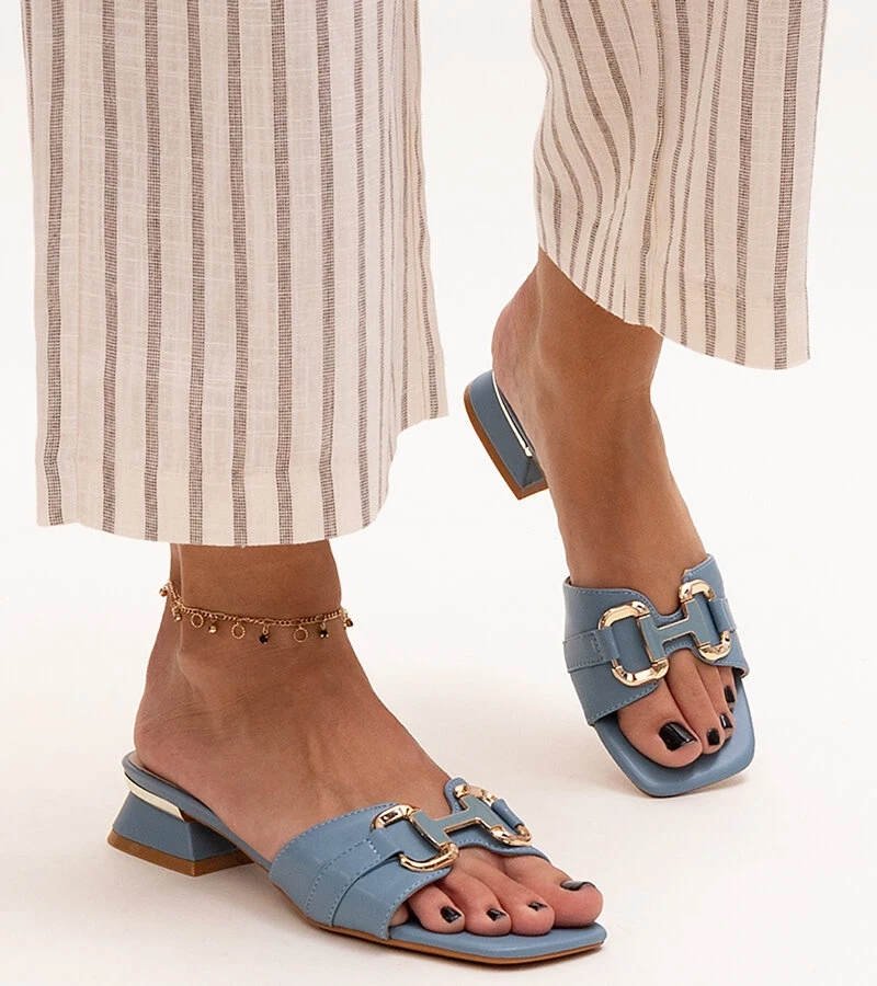 Žemiapadžiai šlepetės su dekoratyvia sagtimi „Luara“