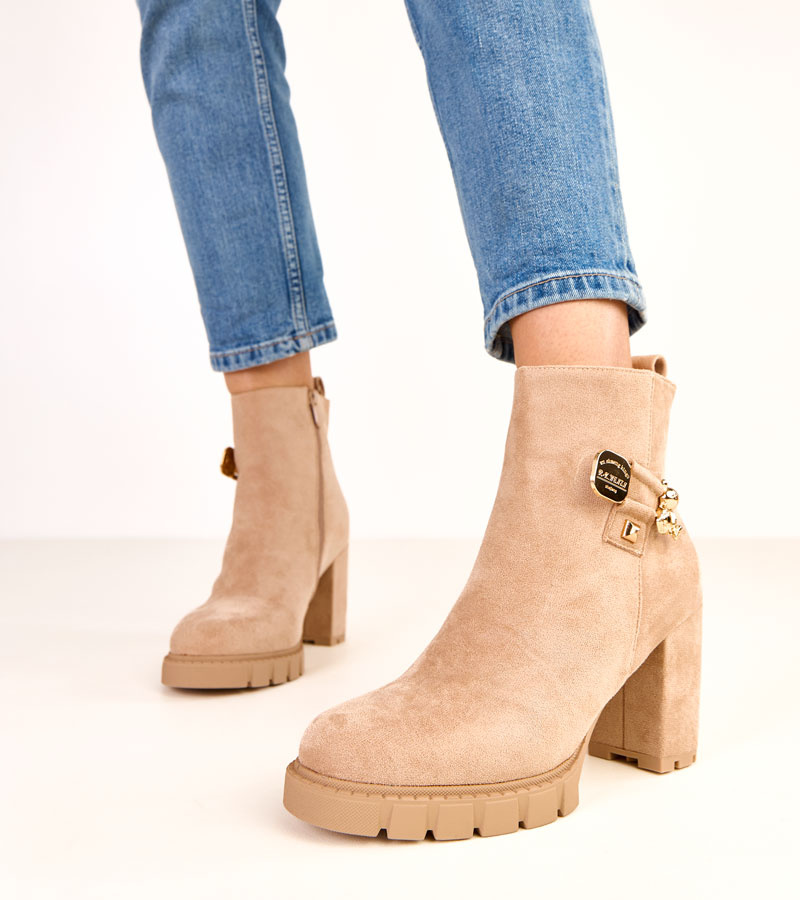 Smėlio spalvos aulinukai su kulnu, papuošti auksiniu meškiuku Naste