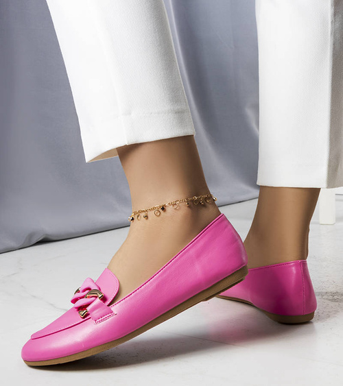 Rožiniai mokasinai su grandine Mamai