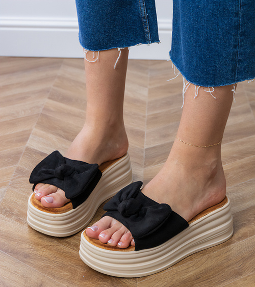 Juodi platforminiai šlepetės su kaspinu Ados