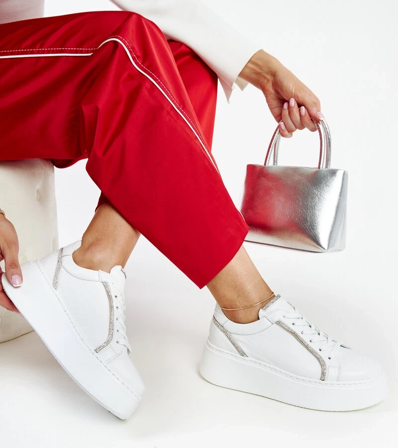 Balti odiniai sportiniai bateliai su kalnų krištolu Karino