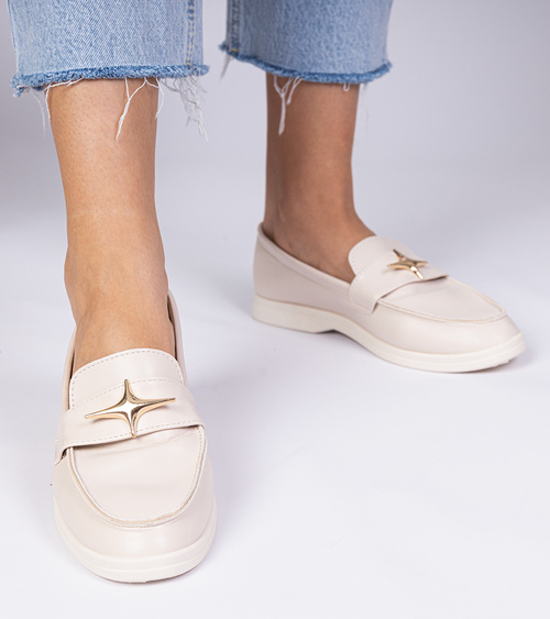 Smėlio spalvos moteriški mokasinai su auksine puošmena Senna