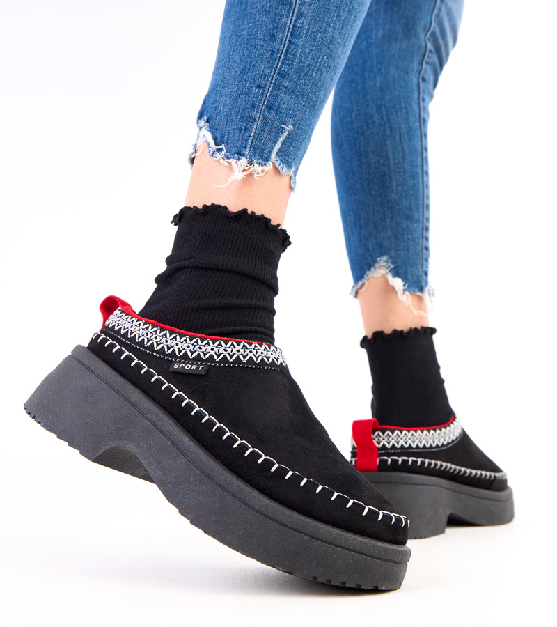 Juodi siuvinėjimais puošti sniego batai ant platformos Serena