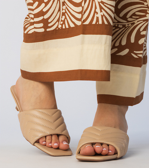 Šviesiai smėlio spalvos šlepetės su žemu kulnu Launay