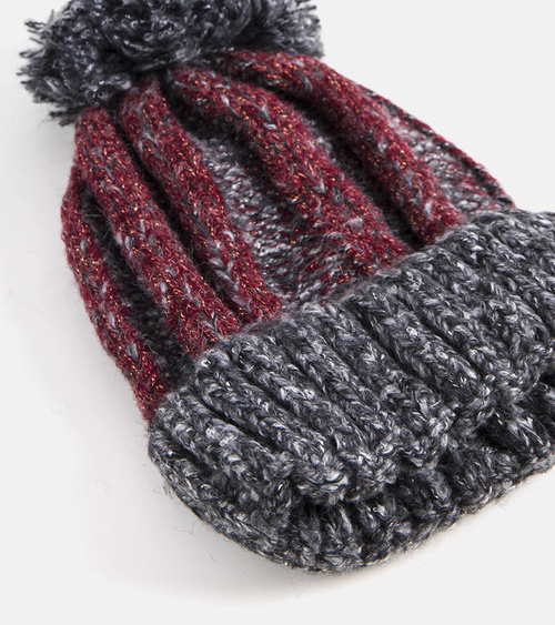 Juoda kepurė su bumbulu Cormil